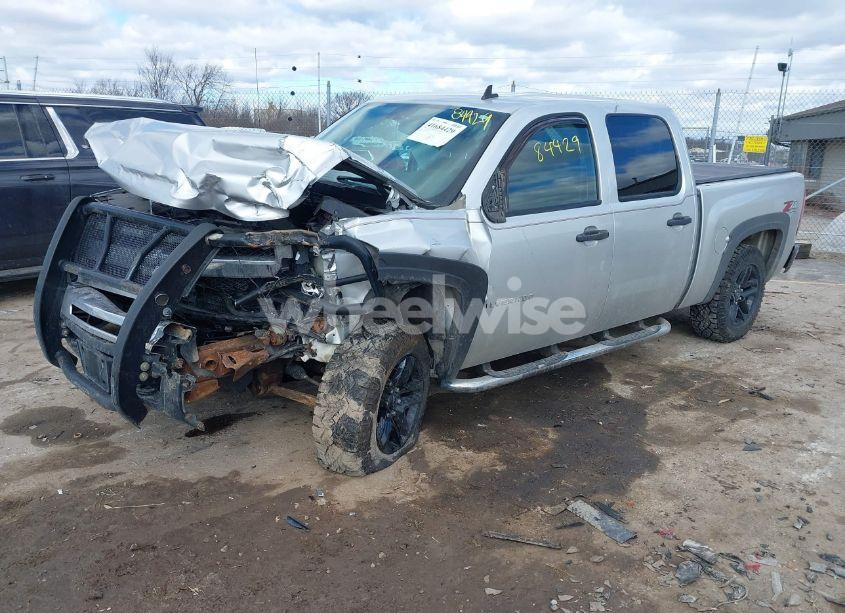 Photo 2 of 2011 Chevrolet Silverado 1500 LT (VIN 3GCPKSE30BG262526)