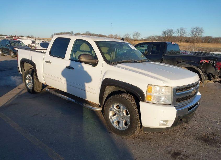 2011 Chevrolet Silverado 1500 LT (VIN 3GCPKSE31BG246321) main photo