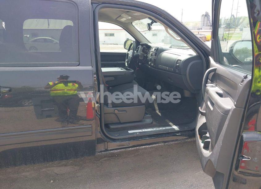 Photo 5 of 2011 Chevrolet Silverado 1500 LT (VIN 3GCPKSE32BG215918)