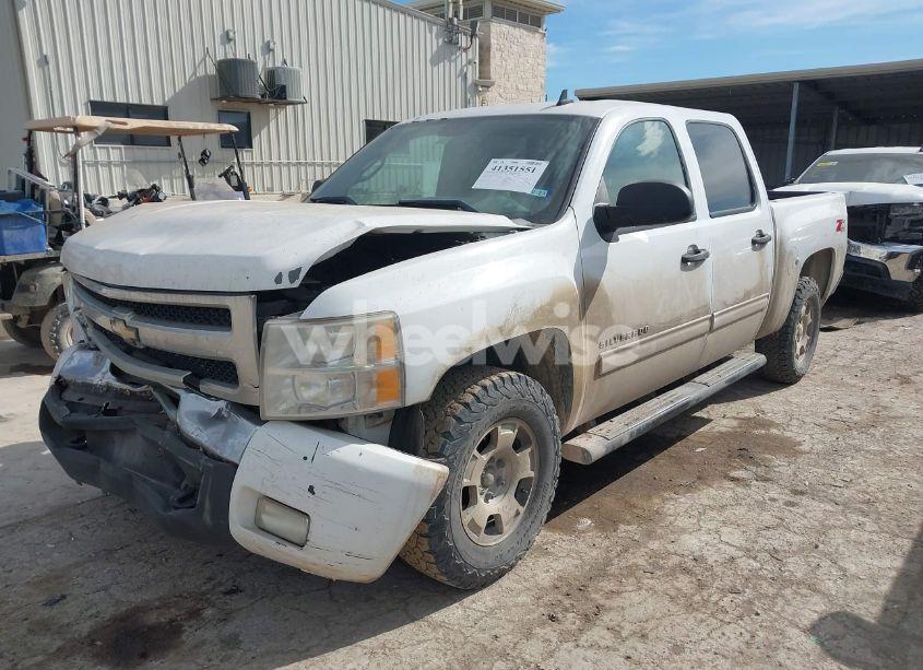 Photo 2 of 2011 Chevrolet Silverado 1500 LT (VIN 3GCPKSE32BG393845)