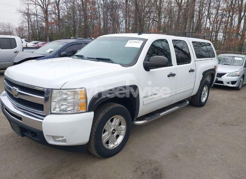 Photo 2 of 2011 Chevrolet Silverado 1500 LT (VIN 3GCPKSE34BG303174)