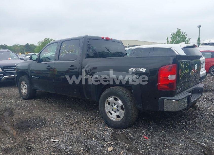 Photo 3 of 2011 Chevrolet Silverado 1500 LT (VIN 3GCPKSE34BG323151)