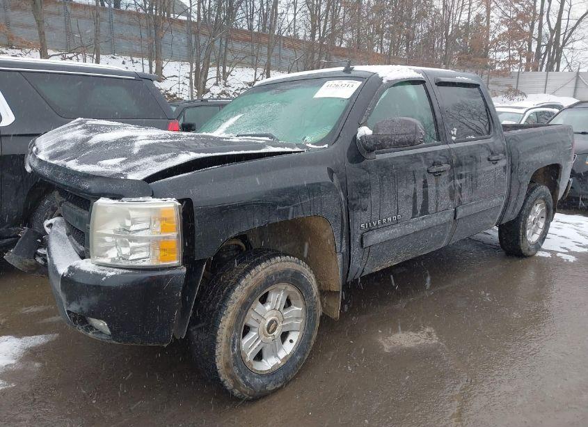 Photo 2 of 2011 Chevrolet Silverado 1500 LT (VIN 3GCPKSE35BG127767)