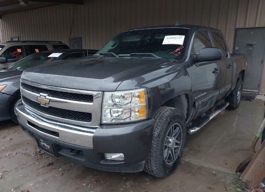 Photo 2 of 2011 Chevrolet Silverado 1500 LT (VIN 3GCPKSE37BG143307)