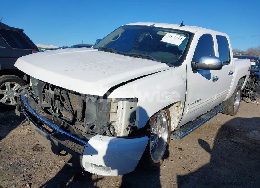 Photo 2 of 2011 Chevrolet Silverado 1500 LT (VIN 3GCPKSE39BG252917)