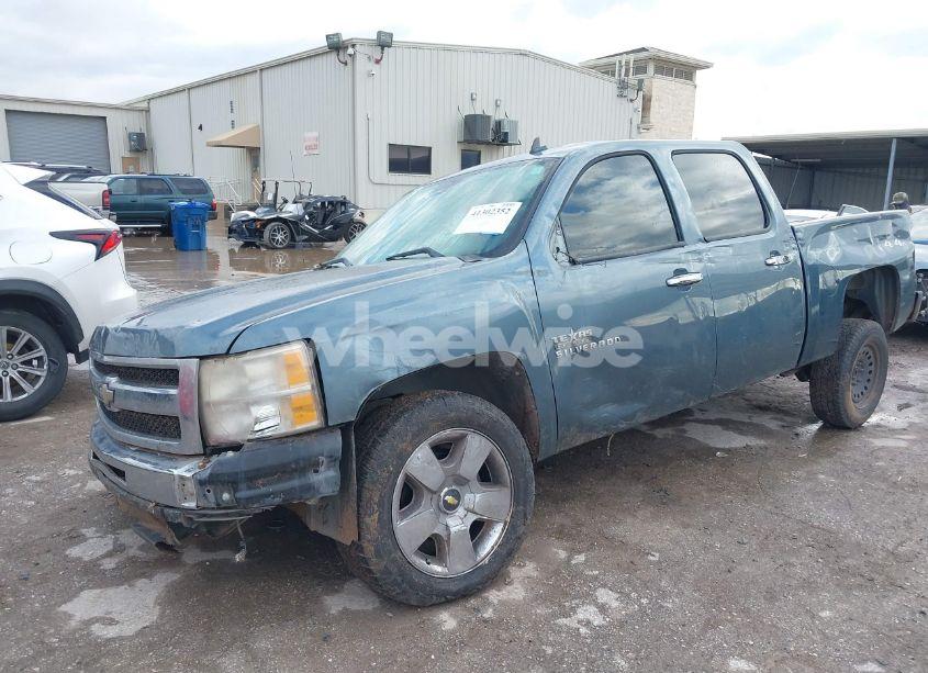 Photo 2 of 2011 Chevrolet Silverado 1500 LT (VIN 3GCPKSE3XBG270536)