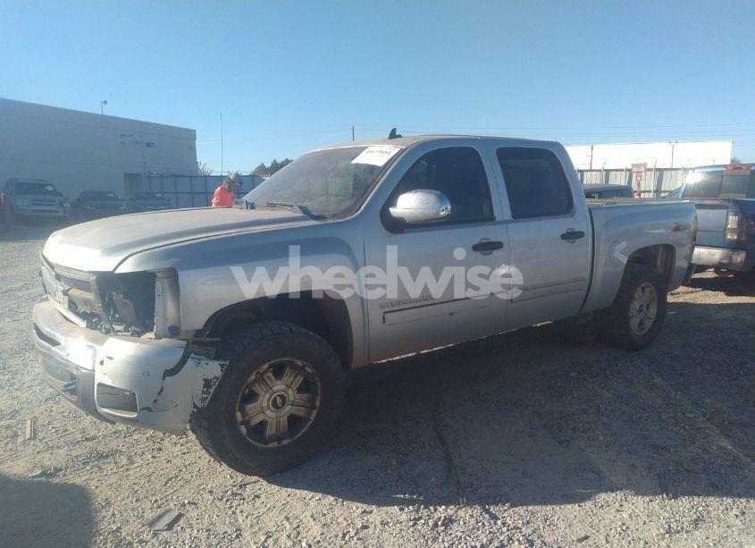 Photo 2 of 2011 Chevrolet Silverado 1500 LT (VIN 3GCPKSE3XBG325129)