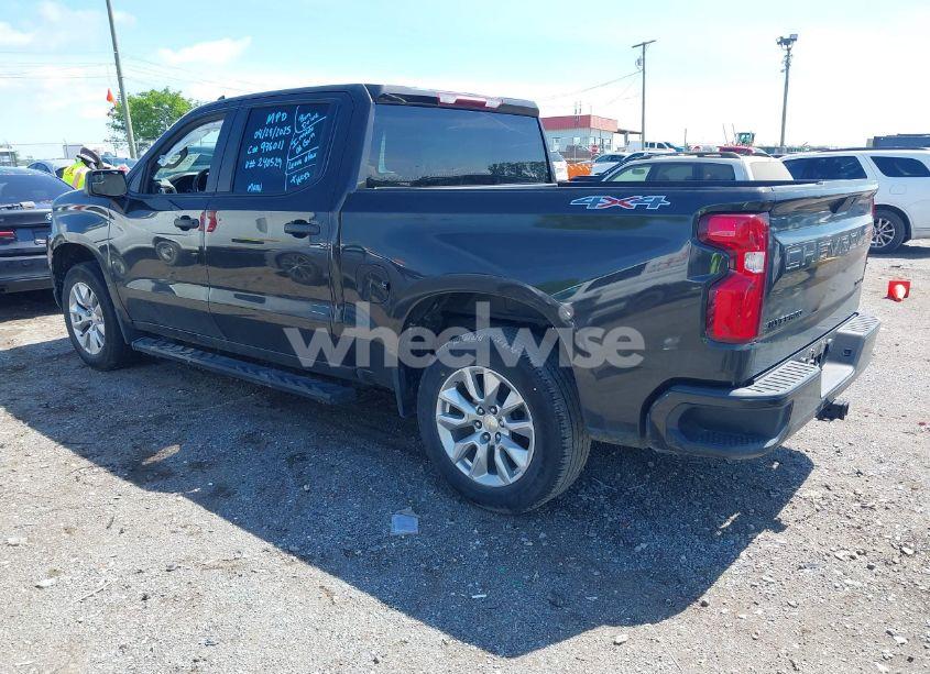Photo 3 of 2021 Chevrolet Silverado 1500 4WD SHORT BED CUSTOM (VIN 3GCPYBEK5MG240529)