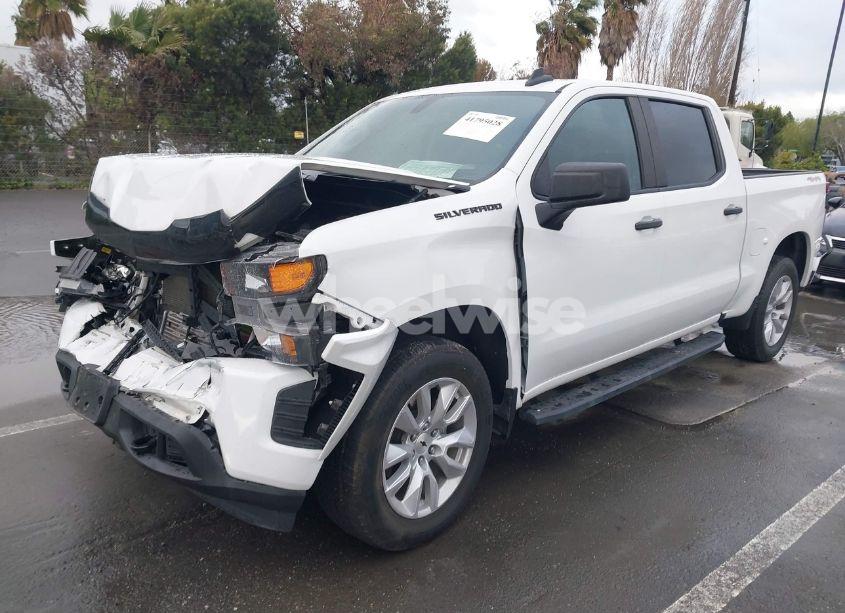 Photo 2 of 2021 Chevrolet Silverado 1500 4WD SHORT BED CUSTOM (VIN 3GCPYBEK5MG426362)