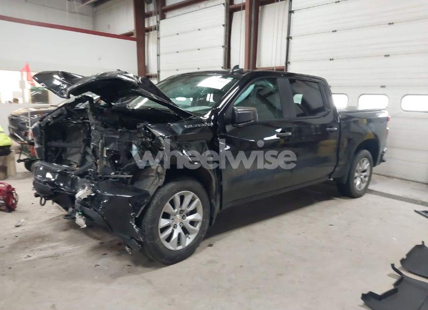 Photo 2 of 2020 Chevrolet Silverado 1500 4WD SHORT BED CUSTOM (VIN 3GCPYBEKXLG417039)