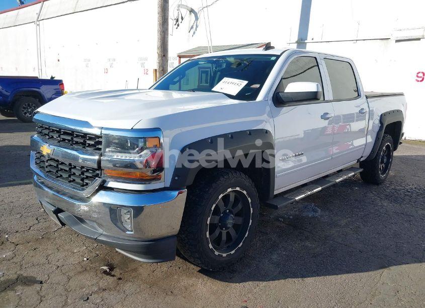 Photo 2 of 2018 Chevrolet Silverado 1500 1LT (VIN 3GCUCRER6JG239392)