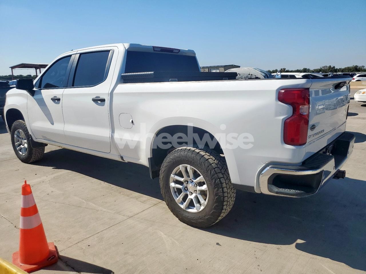 Photo 2 of 2024 CHEVROLET SILVERADO K1500 (VIN 3GCUDAED5RG170225)