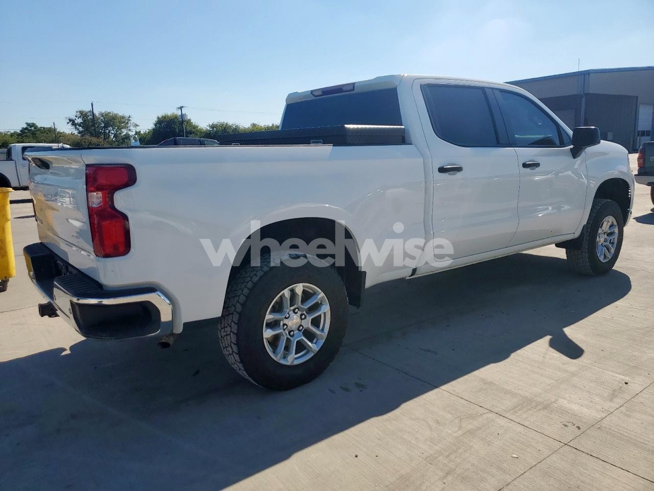 Photo 3 of 2024 CHEVROLET SILVERADO K1500 (VIN 3GCUDAED5RG170225)