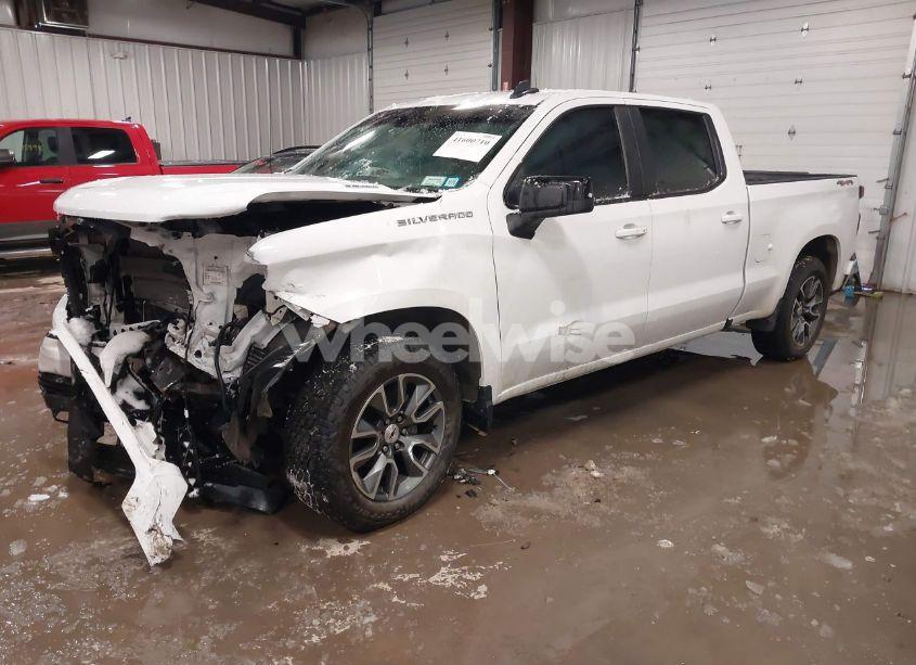 Photo 2 of 2022 Chevrolet Silverado 1500 4WD STANDARD BED RST (VIN 3GCUDEET3NG523599)