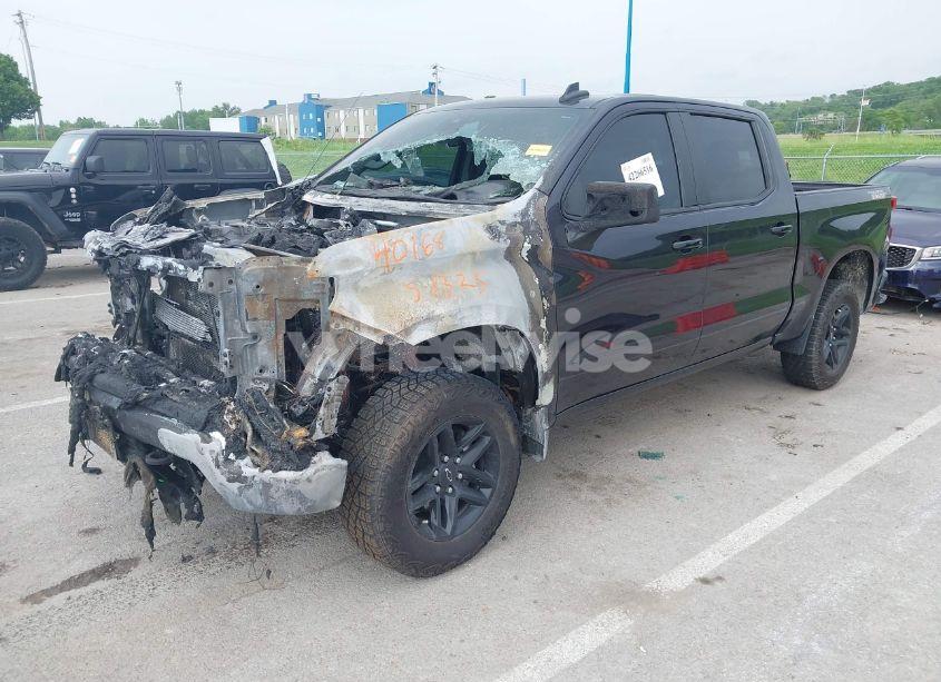 Photo 2 of 2024 Chevrolet Silverado 1500 4WD SHORT BED LT TRAIL BOSS (VIN 3GCUDFE82RG327029)