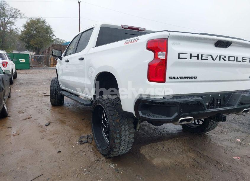 Photo 3 of 2022 Chevrolet Silverado 1500 4WD SHORT BED LT TRAIL BOSS (VIN 3GCUDFED5NG643399)