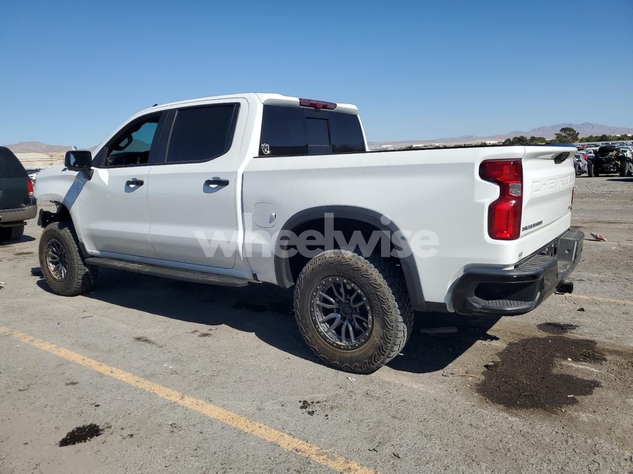 Photo 2 of 2023 CHEVROLET SILVERADO K1500 ZR2 (VIN 3GCUDHEL3PG226353)