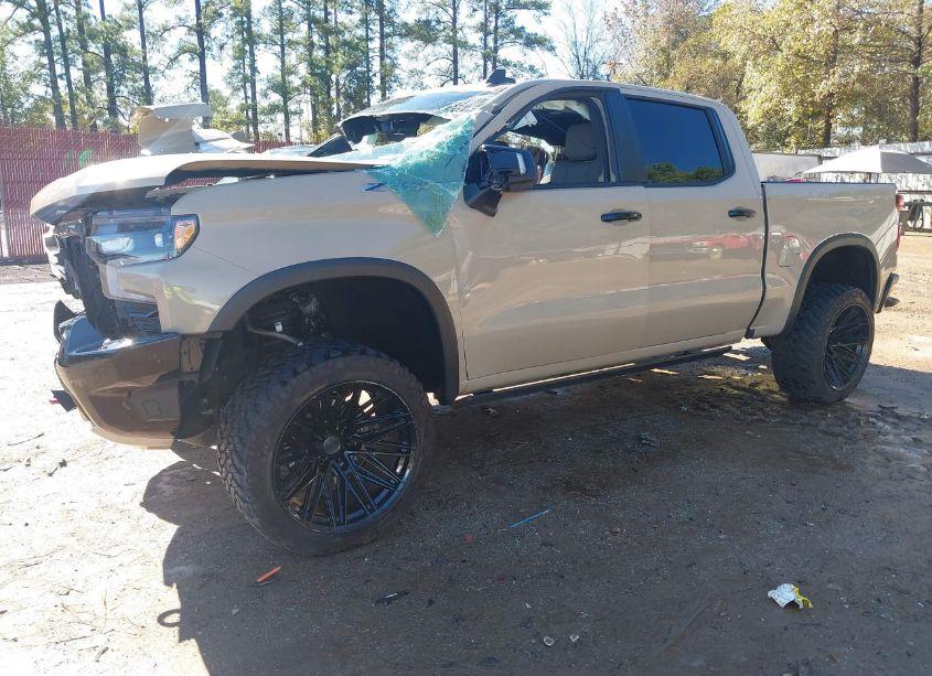 Photo 2 of 2022 Chevrolet Silverado 1500 4WD SHORT BED ZR2 (VIN 3GCUDHELXNG592629)