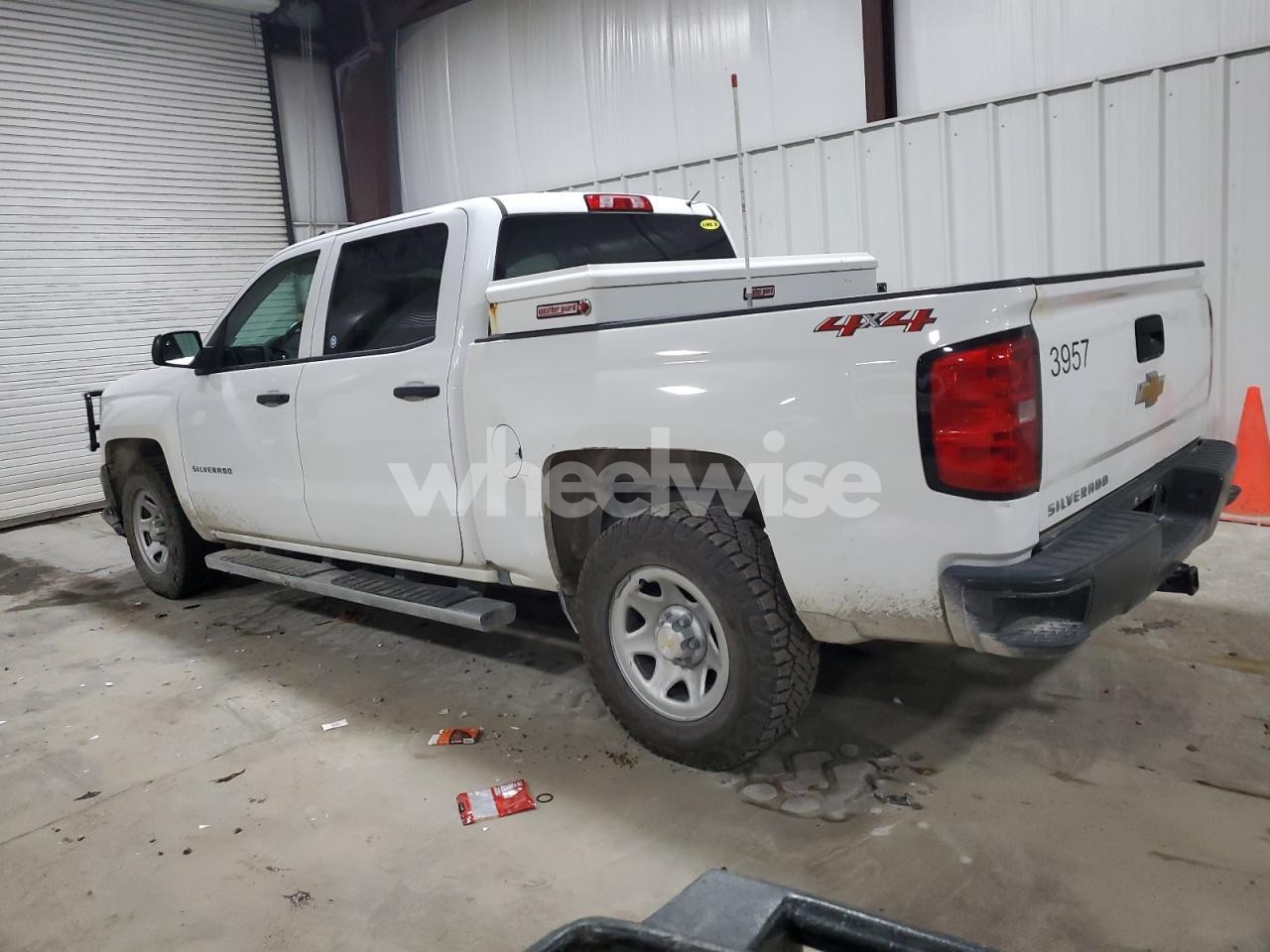 Photo 2 of 2018 CHEVROLET SILVERADO K1500 (VIN 3GCUKNEC7JG591730)