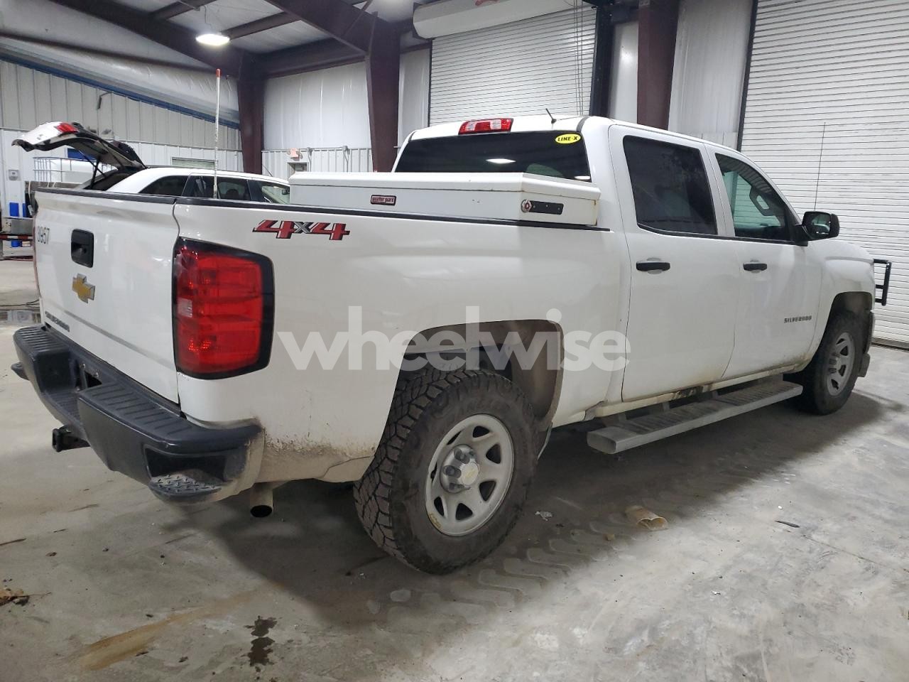 Photo 3 of 2018 CHEVROLET SILVERADO K1500 (VIN 3GCUKNEC7JG591730)