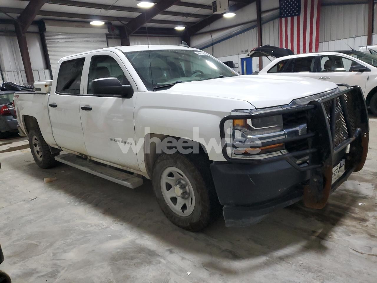 Photo 4 of 2018 CHEVROLET SILVERADO K1500 (VIN 3GCUKNEC7JG591730)