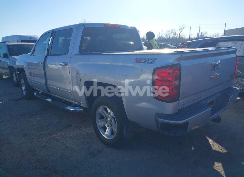 Photo 3 of 2016 Chevrolet Silverado 1500 2LT (VIN 3GCUKREC0GG111639)