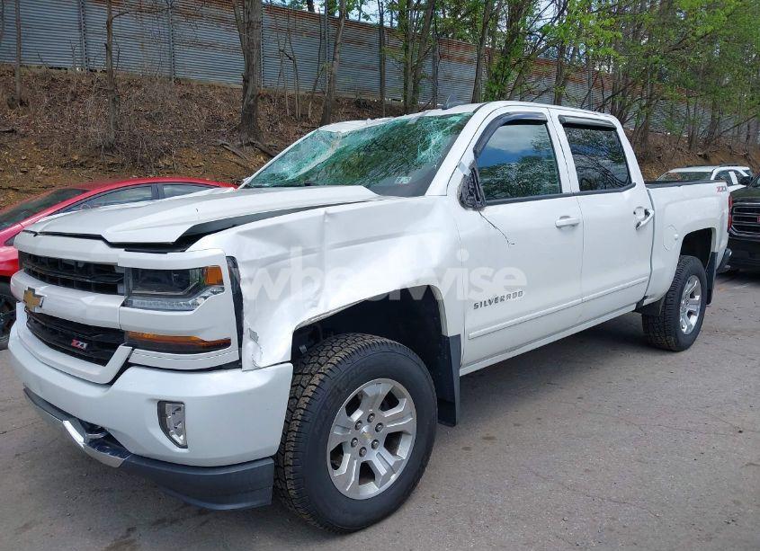 Photo 2 of 2017 Chevrolet Silverado 1500 2LT (VIN 3GCUKREC0HG146568)