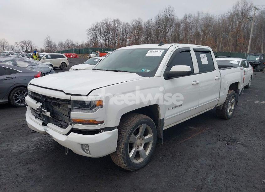 Photo 2 of 2017 Chevrolet Silverado 1500 2LT (VIN 3GCUKREC0HG167744)