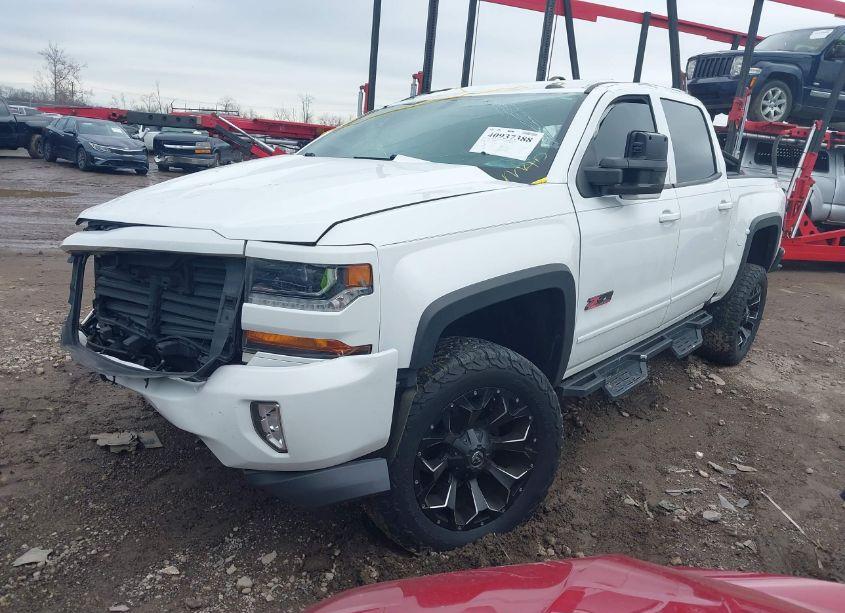 Photo 2 of 2017 Chevrolet Silverado 1500 2LT (VIN 3GCUKREC0HG475092)