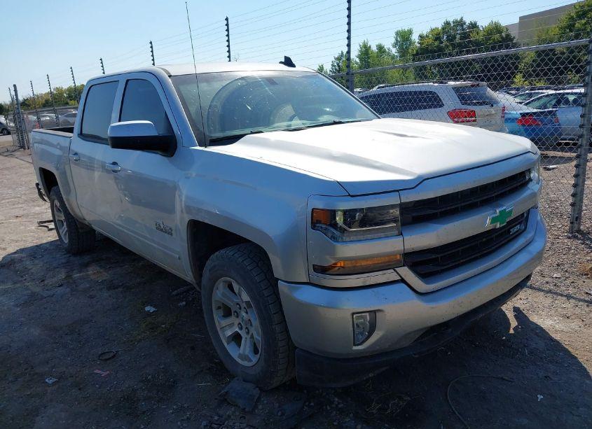 2018 Chevrolet Silverado 1500 2LT (VIN 3GCUKREC0JG197218) main photo