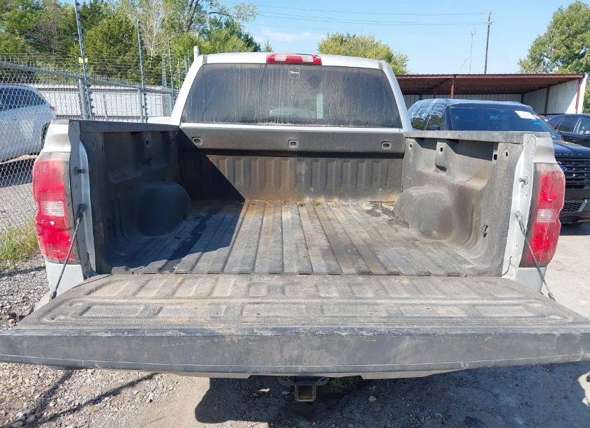 Photo 16 of 2018 Chevrolet Silverado 1500 2LT (VIN 3GCUKREC0JG197218)