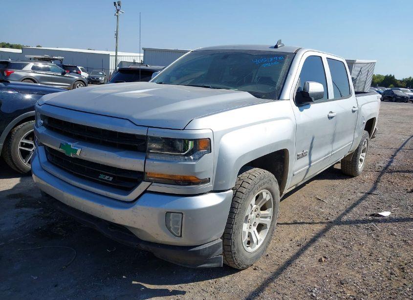 Photo 2 of 2018 Chevrolet Silverado 1500 2LT (VIN 3GCUKREC0JG197218)