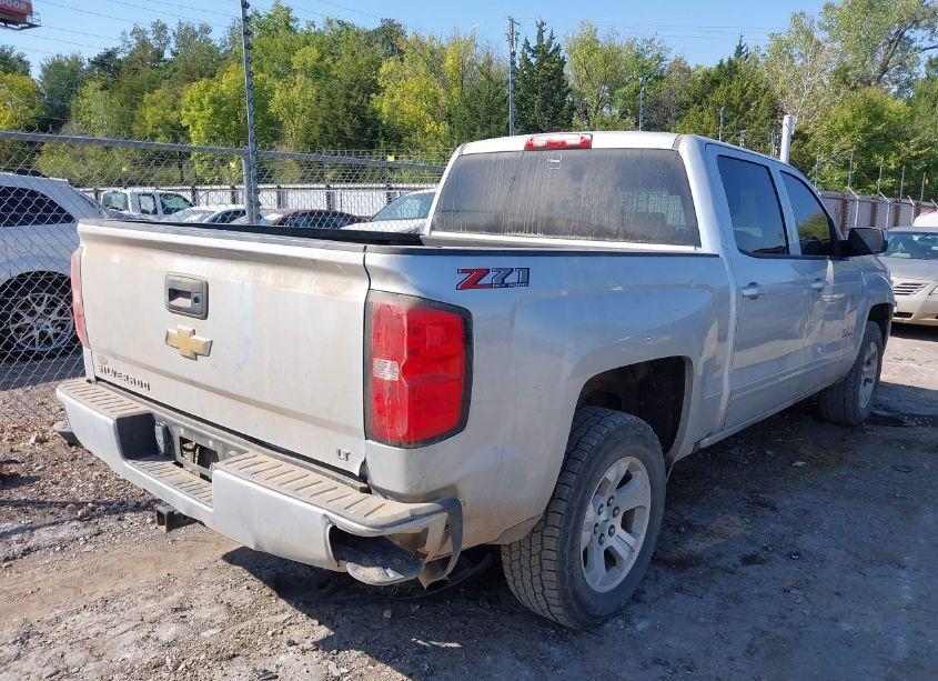 Photo 4 of 2018 Chevrolet Silverado 1500 2LT (VIN 3GCUKREC0JG197218)