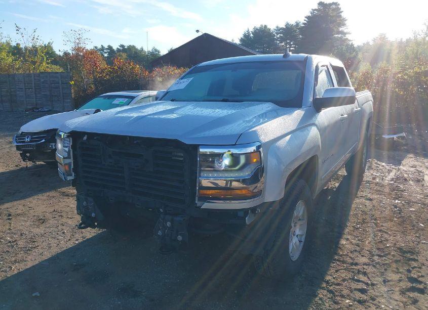 Photo 2 of 2018 Chevrolet Silverado 1500 1LT (VIN 3GCUKREC0JG301478)