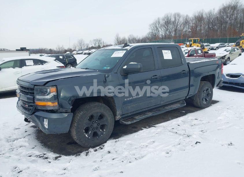 Photo 2 of 2018 Chevrolet Silverado 1500 2LT (VIN 3GCUKREC0JG311265)