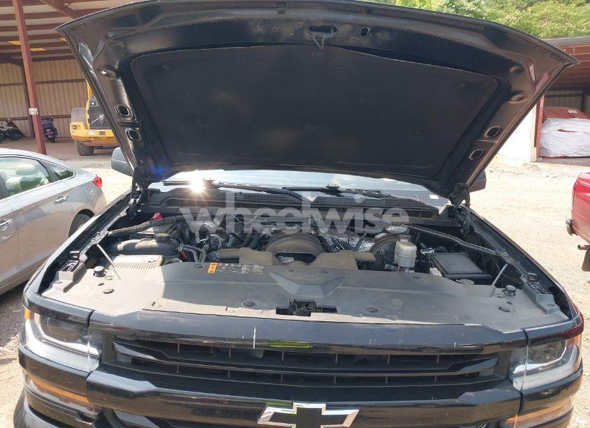 Photo 10 of 2018 Chevrolet Silverado 1500 2LT (VIN 3GCUKREC0JG337283)