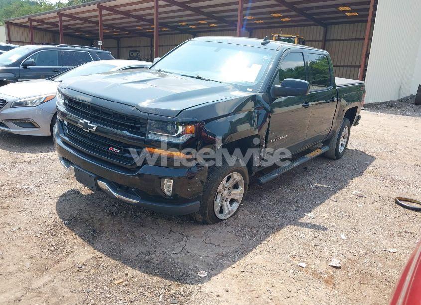 Photo 2 of 2018 Chevrolet Silverado 1500 2LT (VIN 3GCUKREC0JG337283)