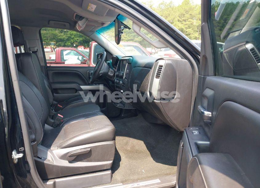 Photo 5 of 2018 Chevrolet Silverado 1500 2LT (VIN 3GCUKREC0JG337283)