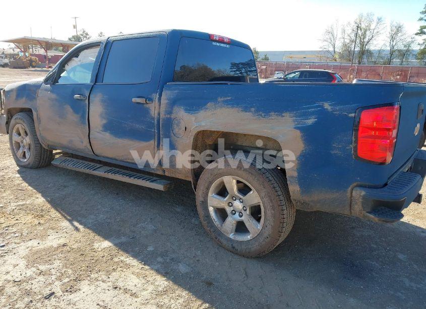 Photo 3 of 2018 Chevrolet Silverado 1500 2LT (VIN 3GCUKREC0JG397953)