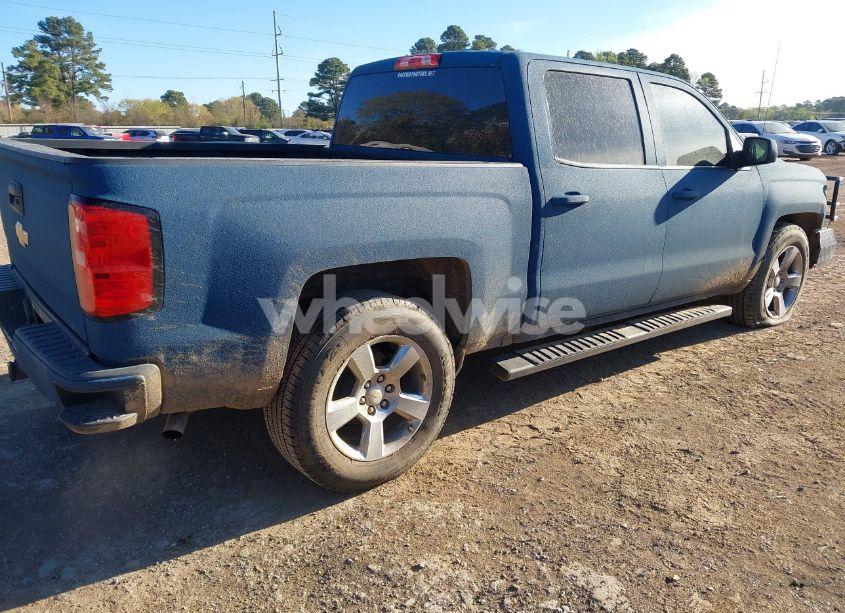Photo 4 of 2018 Chevrolet Silverado 1500 2LT (VIN 3GCUKREC0JG397953)