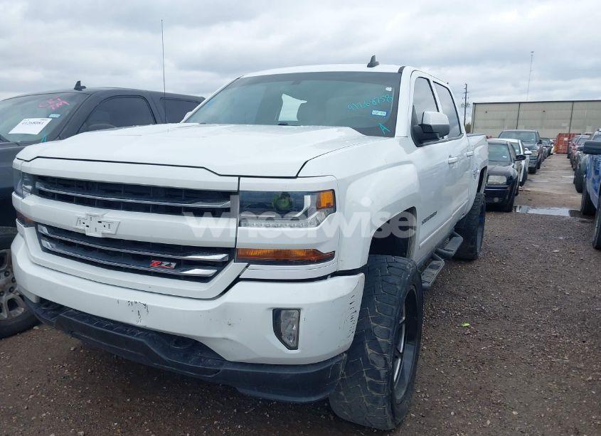 Photo 2 of 2018 Chevrolet Silverado 1500 2LT (VIN 3GCUKREC0JG517055)