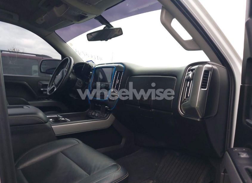 Photo 5 of 2018 Chevrolet Silverado 1500 2LT (VIN 3GCUKREC0JG517055)