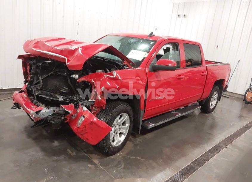 Photo 2 of 2018 Chevrolet Silverado 1500 2LT (VIN 3GCUKREC0JG532090)