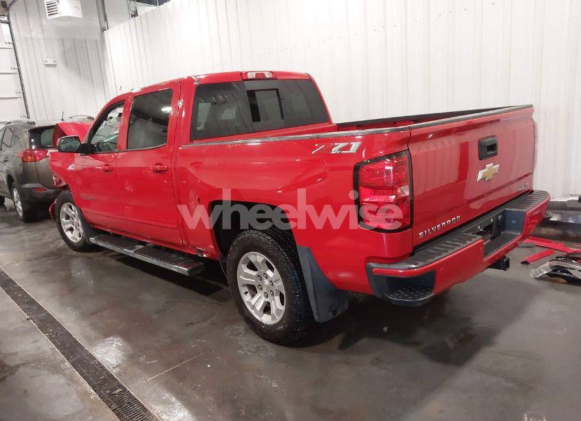 Photo 3 of 2018 Chevrolet Silverado 1500 2LT (VIN 3GCUKREC0JG532090)