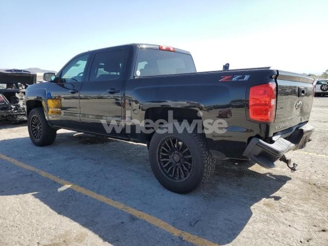 Photo 2 of 2018 CHEVROLET SILVERADO K1500 LT N/A (VIN 3GCUKREC0JG638264)