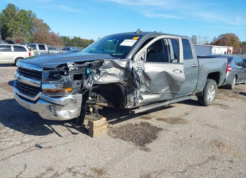 Photo 2 of 2017 Chevrolet Silverado 1500 1LT (VIN 3GCUKREC1HG181832)