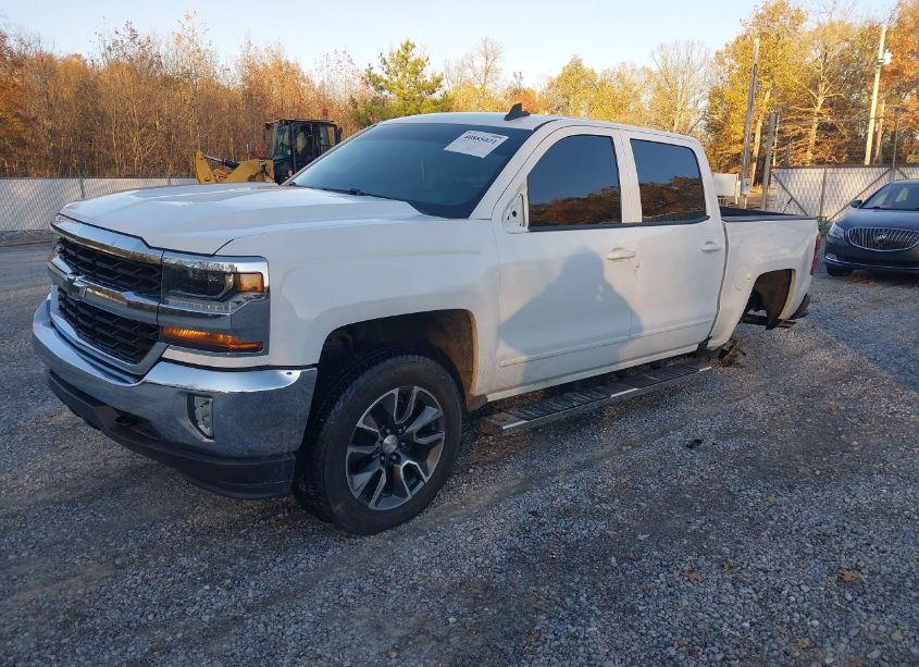 Photo 2 of 2018 Chevrolet Silverado 1500 LT (VIN 3GCUKREC1JG423668)