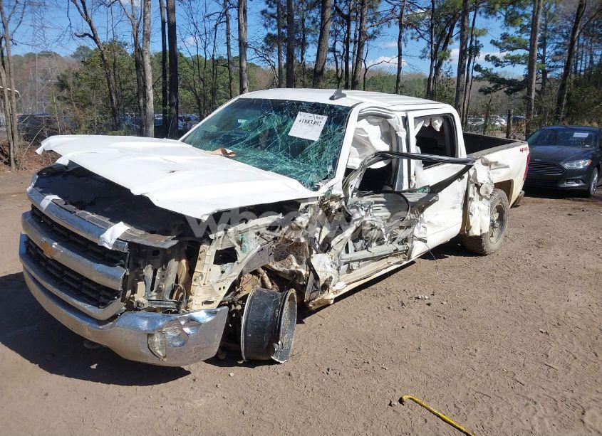 Photo 2 of 2018 Chevrolet Silverado 1500 1LT (VIN 3GCUKREC1JG469338)