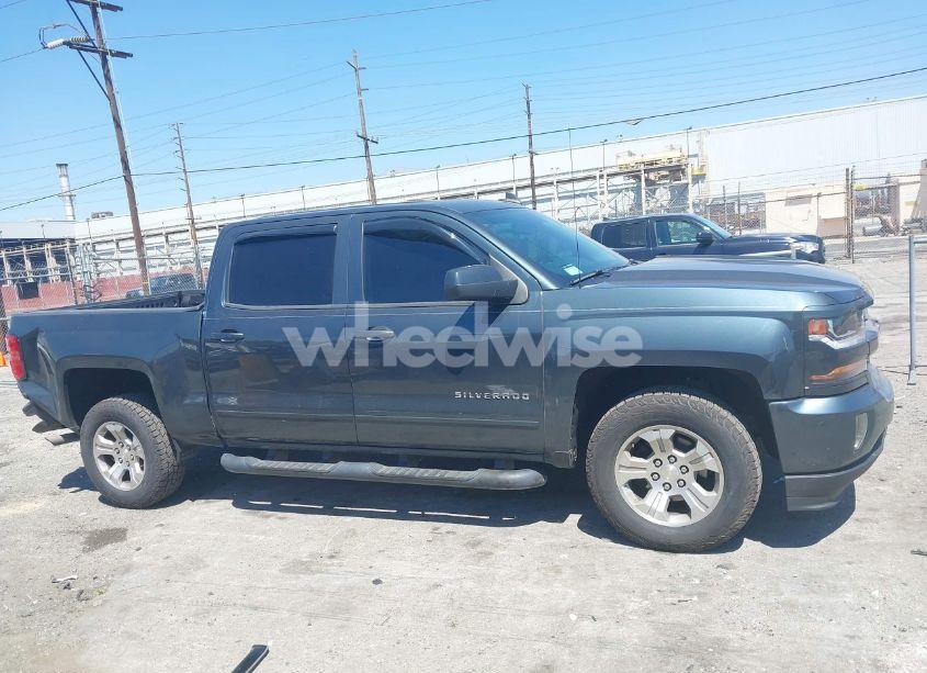 Photo 13 of 2018 Chevrolet Silverado K1500 LT (VIN 3GCUKREC1JG511846)