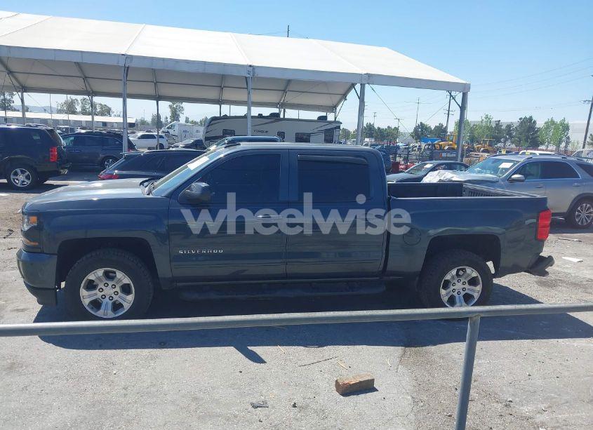 Photo 14 of 2018 Chevrolet Silverado K1500 LT (VIN 3GCUKREC1JG511846)